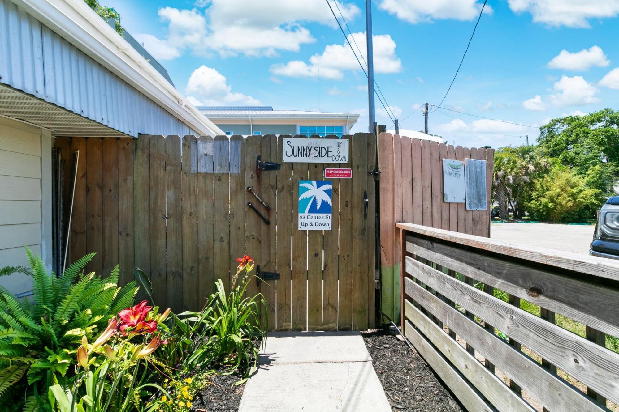23 Center St - Sunny Side Down - Downstairs Apartment Folly Beach Bagian luar foto
